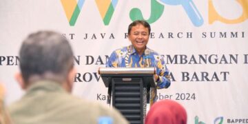 Sekretaris Daerah Provinsi Jawa Barat Herman Suryatman secara resmi membuka West Java Research Summit (WJRS) 2024 di Aston Hotel, Kota Bandung.(FOTO: Humas Pemprov Jabar)