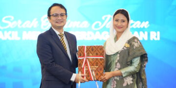 Dyah Roro Esti Widya Putri resmi menerima tongkat estafet sebagai Wakil Menteri Perdagangan (Wamendag) dari Jerry Sambuaga pada Selasa, 22 Oktober 2024.