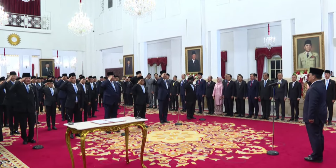 Presiden Prabowo Subianto didampingi Wakil Presiden Gibran Rakabuming Raka melantik Menteri Kabinet Merah Putih masa jabatan 2024-2029, di Istana Negara, Jakarta, Senin (21/10/2024) pagi. (Foto: Tangkapan YouTube BPMI Setpres)