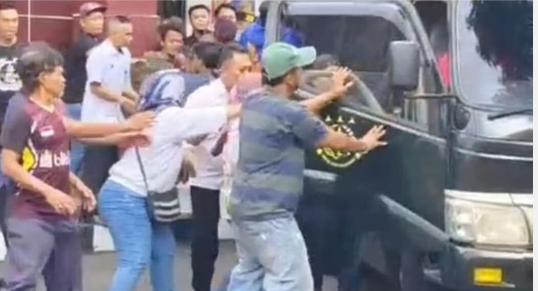 Kericuhan di Pengadilan Tasikmalaya saat keluarga korban menghampiri mobil tahanan membawa para terdakwa kasus pembunuhan Ghazwan Ghaisan seusai sidang.(Foto:Istimewa).