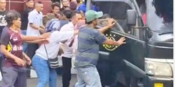 Kericuhan di Pengadilan Tasikmalaya saat keluarga korban menghampiri mobil tahanan membawa para terdakwa kasus pembunuhan Ghazwan Ghaisan seusai sidang.(Foto:Istimewa).