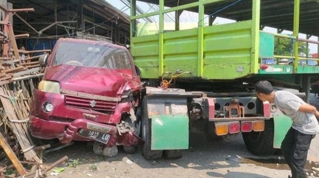 Kendaraan yang terlibat tabrakan beruntun di Jalur Pantura, depan Pasar Sandang Tegalgubug, Kecamatan Arjawinangun, Kabupaten Cirebon.(Foto:Istimewa).