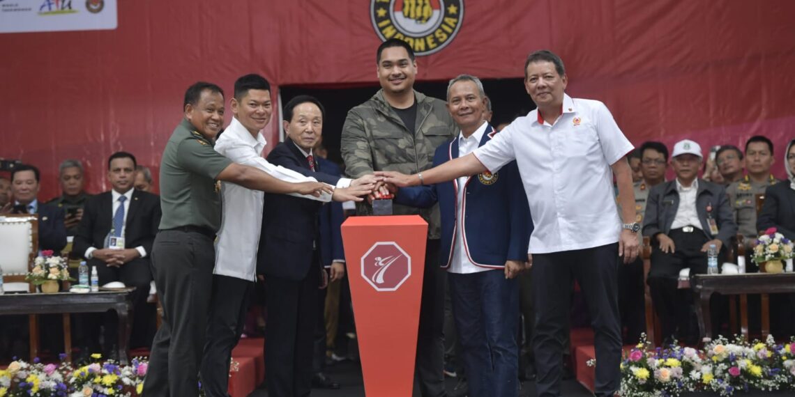 Menteri Pemuda dan Olahraga Republik Indonesia (Menpora RI) Dito Ariotedjo, secara resmi membuka Kejuaraan Taekwondo tingkat Asia bertajuk KASAD 6th Asian Taekwondo Open Championship 2024 di Sport Center Indoor Tangerang, Banten, Selasa (15/10) siang.(foto:bagus/kemenpora.gp.id)