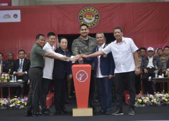 Menteri Pemuda dan Olahraga Republik Indonesia (Menpora RI) Dito Ariotedjo, secara resmi membuka Kejuaraan Taekwondo tingkat Asia bertajuk KASAD 6th Asian Taekwondo Open Championship 2024 di Sport Center Indoor Tangerang, Banten, Selasa (15/10) siang.(foto:bagus/kemenpora.gp.id)