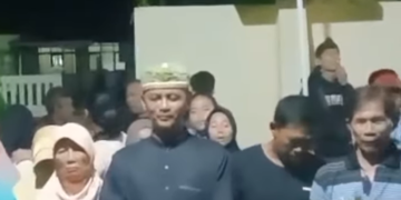 Ratusan warga Desa Tolengas, Kecamatan Tomo, mengunjungi Polsek Tomo Polres Sumedang pada Selasa malam (22/10). Kunjungan ini bertujuan untuk menyampaikan apresiasi kepada Kapolres Sumedang dan jajarannya atas keberhasilan mereka mengungkap kasus penganiayaan di wilayah tersebut.