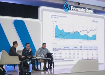 Harry Amirullah, Moderator; Arief Wana, Director PT Ashmore Asset Management Indonesia Tbk; Josua Pardede, Chief Economist Permata Bank.