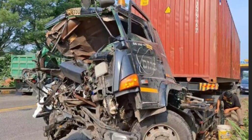 Bangkai truk kontainer rusak parah setelah terlibat tabrakan di ruas Tol Cipularang.