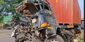 Bangkai truk kontainer rusak parah setelah terlibat tabrakan di ruas Tol Cipularang.