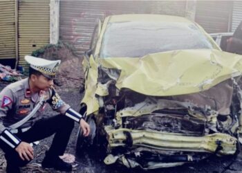 Bangkai mobil Honda Jazz setelah menabrak sepeda motor di Jalan Raya Sukabumi-Bogor.(Foto:Istimewa).