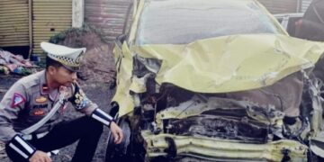 Bangkai mobil Honda Jazz setelah menabrak sepeda motor di Jalan Raya Sukabumi-Bogor.(Foto:Istimewa).