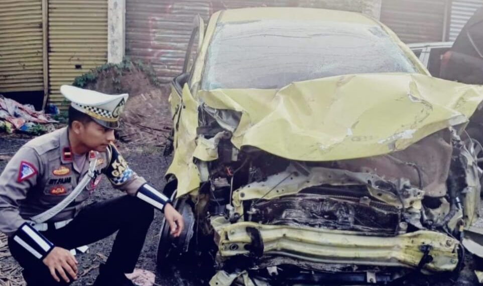 Bangkai mobil Honda Jazz setelah menabrak sepeda motor di Jalan Raya Sukabumi-Bogor.(Foto:Istimewa).
