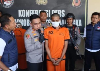 Tersangka RA (21), peracik tembakau sintetis, yang diamankan Satresnarkoba Polres Majalengka di tempat kos.(Foto:Istimewa).