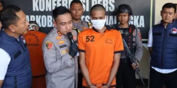 Tersangka RA (21), peracik tembakau sintetis, yang diamankan Satresnarkoba Polres Majalengka di tempat kos.(Foto:Istimewa).