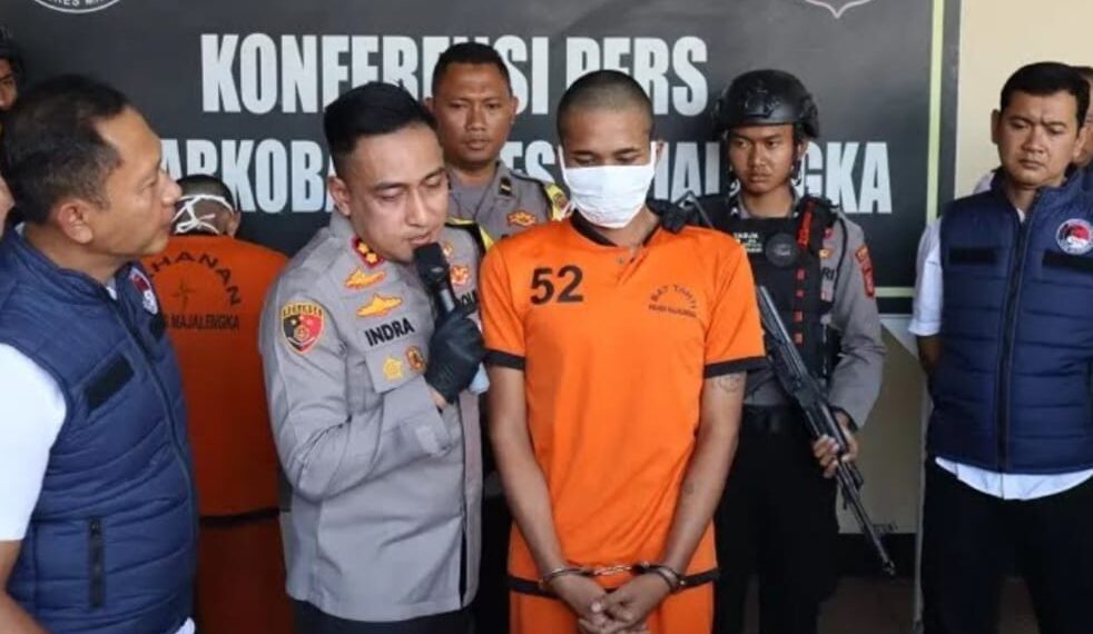 Tersangka RA (21), peracik tembakau sintetis, yang diamankan Satresnarkoba Polres Majalengka di tempat kos.(Foto:Istimewa).