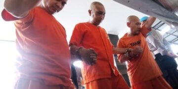 Tiga tersangka anggota komplotan ganjal kartu ATM dihadirkan dalam keterangan pers di Mapolres Tasikmalaya Kota.(Foto:Istimewa).