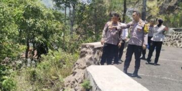 Kapolres Kuningan, AKBP Willy Andrian, meninjau lokasi kecelakaan maut mobil pikap membawa ibu-jbu terjun ke jurang Jalan Desa Setianegara, Kabupaten Kuningan.(Foto:Istimewa).