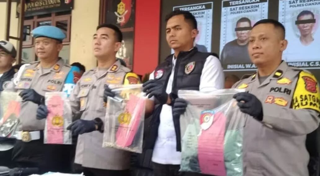 Kapolres Cianjur, AKBP Rohman Yonky Dilatha menujukkan barang bukti pengungkapan kasus begal, judi online, dan buang bayi.(Foto:Istimewa).