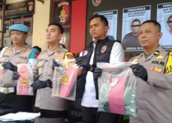 Kapolres Cianjur, AKBP Rohman Yonky Dilatha menujukkan barang bukti pengungkapan kasus begal, judi online, dan buang bayi.(Foto:Istimewa).