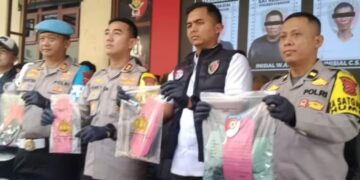 Kapolres Cianjur, AKBP Rohman Yonky Dilatha menujukkan barang bukti pengungkapan kasus begal, judi online, dan buang bayi.(Foto:Istimewa).