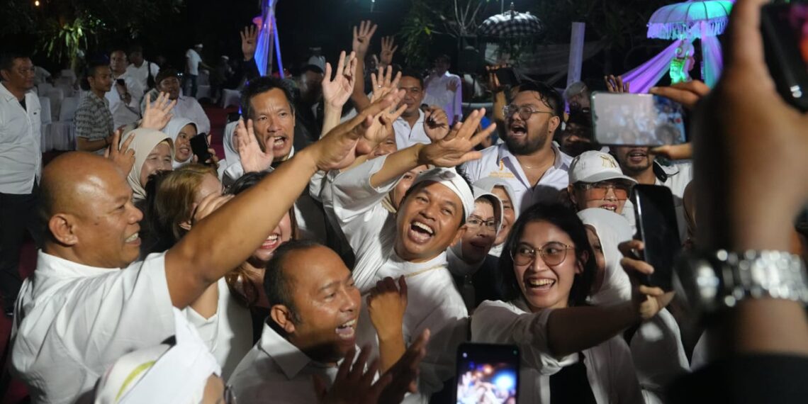 Cagub No 4 Dedi Mulyadi bersama dengan advokat Jabar. (Dok. Istimewa)