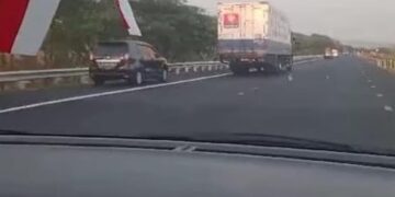 Tangkapan layar mobil polisi PJR Polda Jabar kejar kawanan maling ban menggunakan mobil Avanza.(Foto:Istimewa)