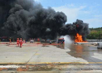 Pekerja dan mitra kerja tim pemadam kebakaran kilang RU VI Balongan, tengah mengikuti pelatihan. (Dok. Satujabar.com)