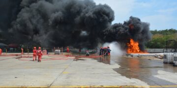 Pekerja dan mitra kerja tim pemadam kebakaran kilang RU VI Balongan, tengah mengikuti pelatihan. (Dok. Satujabar.com)