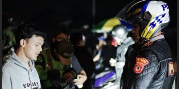 Polres Cimahi razia sepeda motor menggunakan knalpot brong. Lebih dari 100 sepeda motor berknalpot brong terjaring.(Foto:Istimewa).
