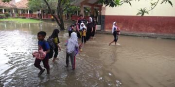 Banjir menggenangi area sekolah di Indramayu. (Dok. Istimewa)