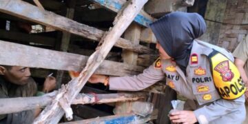 Kapolsek Lengkong, Iptu Bayu Sunarti, sambangi dua kakak-beradik penderita gangguan jiwa yang dikurung di kandang di wilayah hukumnya di Kabupaten Sukabumi.(Foto:Istimewa).