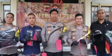 Kapolres Sukabumi, AKBP Samian, menunjukkan barang bukti senjata tajam dalam perkelahian menewaskan pelajar.(Foto:Istimewa).