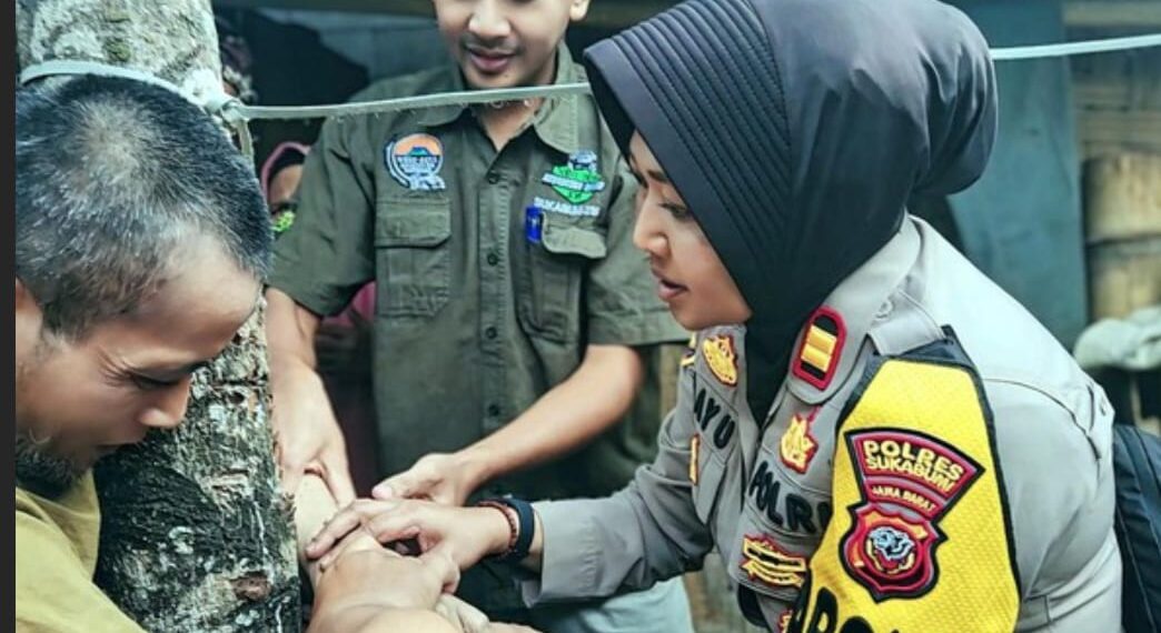 Kapolsek Lengkong, Iptu Bayu Sunarti, berusaha membujuk kakak-beradik penderita gangguan jiwa di Sukabumi mau dibawa ke rumah sakit.(Foto:Istimewa).