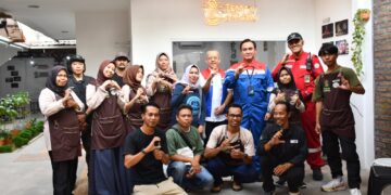 GM Kilang Pertamina Balongan ini, Yulianto Triwibowo mengawali kunjungan ke Kedai Kopi Teman Istimewa. (Dok. Satujabar.com)