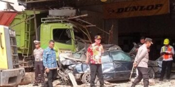 Dump truk bermuatan material batu proyek pembangunan Tol Patimban, yang terlibat tabrakan maut karena rem blong di Jalan Ahmad Yani, Kabupaten Subang.(Foto:Istimewa).