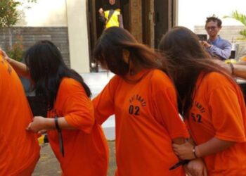 Lima nakes gadungan ditangkap Satreskrim Polresta Cirebon setelah aksi penipuan dan pencuriannya terekam CCTV.(Foto:Istimewa)