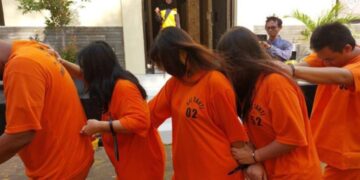 Lima nakes gadungan ditangkap Satreskrim Polresta Cirebon setelah aksi penipuan dan pencuriannya terekam CCTV.(Foto:Istimewa)