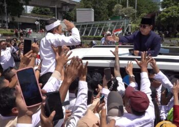 Cagub Jabar Dedi Mulyadi naik mobil Maung Garuda bareng Presiden Prabowo. (Dok. Isitmewa)