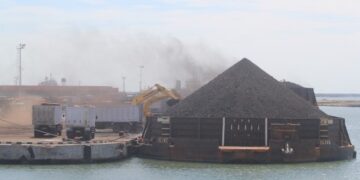 Aktivitas bongkar kapal pengangkut batubara di Pelabuhan Cirebon. (Dok. Satujabar.com)