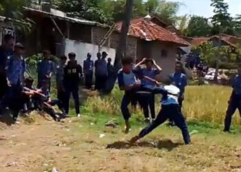 Tangkapan layar video perkelahian dua orang pelajar SMP di Kabupaten Garut.(Foto:Istimewa).