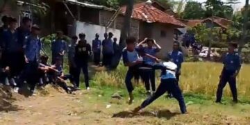 Tangkapan layar video perkelahian dua orang pelajar SMP di Kabupaten Garut.(Foto:Istimewa).