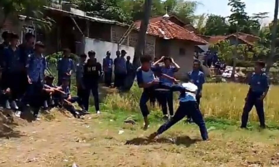 Tangkapan layar video perkelahian dua orang pelajar SMP di Kabupaten Garut.(Foto:Istimewa).
