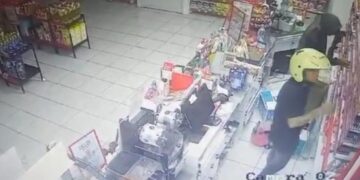 Dua pelaku pencurian di minimarket di Jalan Raya Gentong, Kabupaten Tasikmalaya,  terekam CCTV.(Foto:Istimewa).