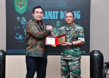 General Manager PT Kilang Pertamina Internasional (KPI) Refinery Unit VI Balongan Yulianto Triwibowo memberikan cindramata kepada Pangdam III/Siliwangi Mayor Jenderal (Mayjen) TNI Dadang Arif Abdurahman. (Dok. Istimewa)