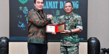 General Manager PT Kilang Pertamina Internasional (KPI) Refinery Unit VI Balongan Yulianto Triwibowo memberikan cindramata kepada Pangdam III/Siliwangi Mayor Jenderal (Mayjen) TNI Dadang Arif Abdurahman. (Dok. Istimewa)