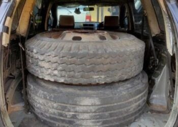 Barang bukti dua ban serep truk yang dicuri kawanan maling di jalan tol.(Foto:Istimewa)