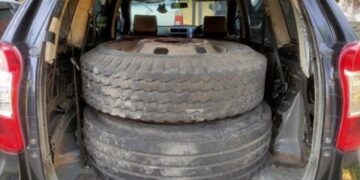 Barang bukti dua ban serep truk yang dicuri kawanan maling di jalan tol.(Foto:Istimewa)