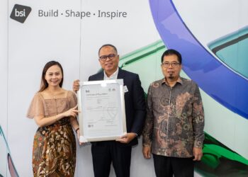 Penyerahan sertifikat ISO 22301:2019 BCMS diserahkan oleh Technical and Compliance Director PT BSI Group Indonesia Joko Prayitno, Country Manager PT BSI Group Indonesia Nolia Natalia dan diterima langsung Direktur Kepatuhan bank bjb Cecep Trisna, pada hari Rabu, 23 Oktober 2024, di PT BSI Group Indonesia, Talavera Office, Suite 20th Floor, Jl. TB Simatupang Kav. 22-26, Cilandak, Jakarta.(FOTO: Istimewa)