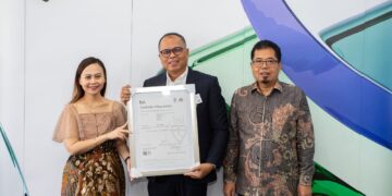 Penyerahan sertifikat ISO 22301:2019 BCMS diserahkan oleh Technical and Compliance Director PT BSI Group Indonesia Joko Prayitno, Country Manager PT BSI Group Indonesia Nolia Natalia dan diterima langsung Direktur Kepatuhan bank bjb Cecep Trisna, pada hari Rabu, 23 Oktober 2024, di PT BSI Group Indonesia, Talavera Office, Suite 20th Floor, Jl. TB Simatupang Kav. 22-26, Cilandak, Jakarta.(FOTO: Istimewa)
