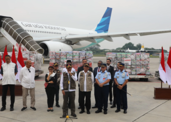 Foto : Kepala BNPB Letjen TNI Dr. Suharyanto, S.Sos., M.M. saat memberikan keterangan pers setelah lakukan simbolis pengiriman bantuan kemanusiaan yang akan dikirimkan ke Yaman, Sudan dan Palestina di Baseops Lanud Halim Perdanakesumah, Jakarta pada Senin (14/10). (Bidang Komunikasi Kebencanaan/Muhammad Arfari Dwiatmodjo)