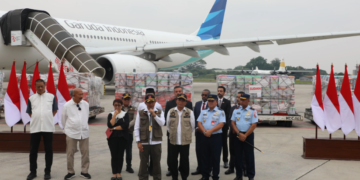 Foto : Kepala BNPB Letjen TNI Dr. Suharyanto, S.Sos., M.M. saat memberikan keterangan pers setelah lakukan simbolis pengiriman bantuan kemanusiaan yang akan dikirimkan ke Yaman, Sudan dan Palestina di Baseops Lanud Halim Perdanakesumah, Jakarta pada Senin (14/10). (Bidang Komunikasi Kebencanaan/Muhammad Arfari Dwiatmodjo)